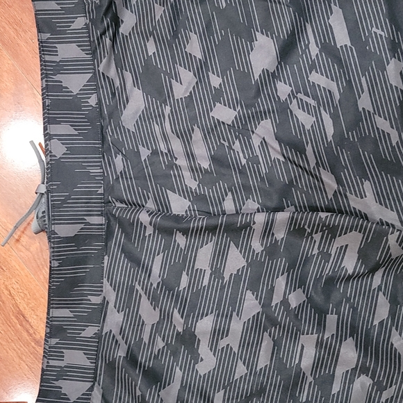 NWT Men's size 42 Under Armour board shorts